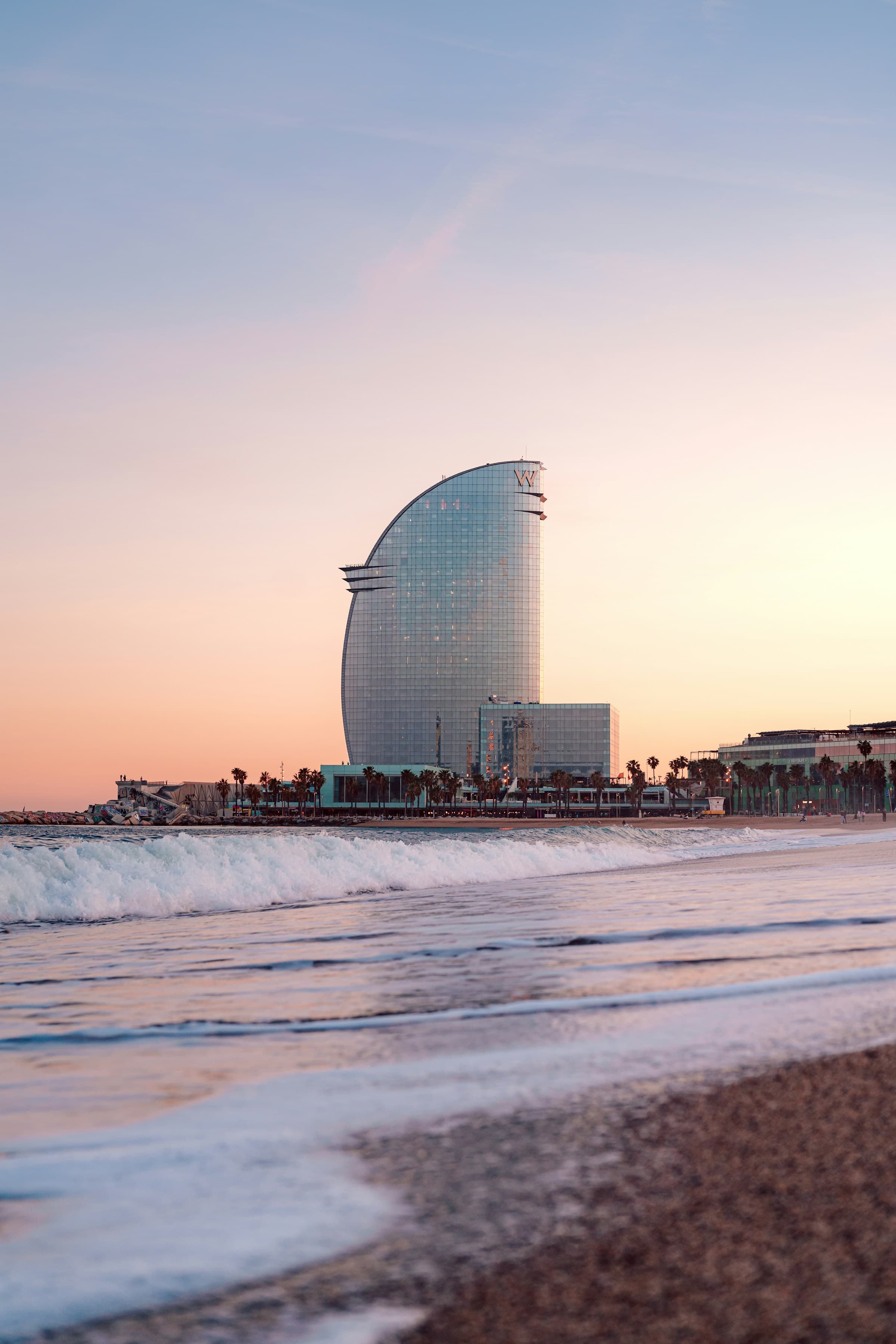 Struttura ricettiva affacciata sul mare al tramonto